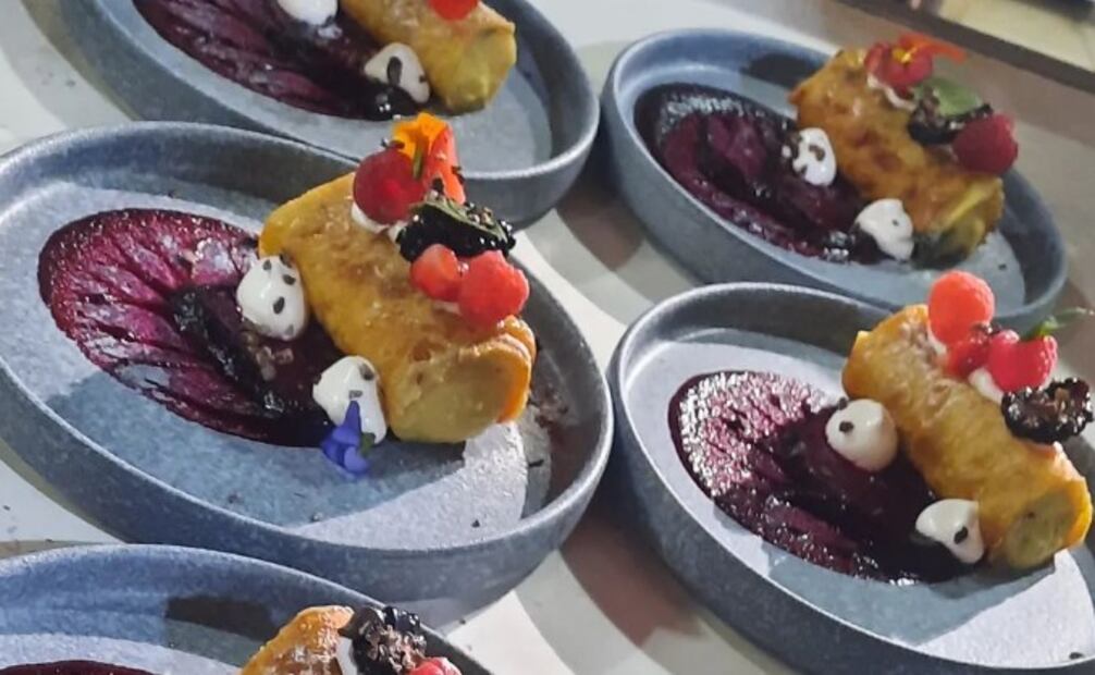 La chef ha diseñado un menú que contempla entradas, platos fuertes, posstres y bebidas. / Foto: Tomada de Instagram Chef Claudia Sántiz