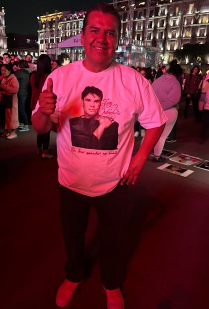 Fanáticos comparten su gusto por Juan Gabriel. Foto: Marlem Suárez/EL UNIVERSAL.