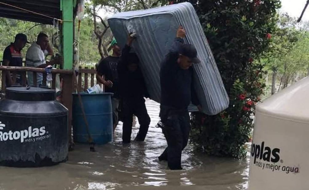 Las viviendas resultaron inundadas afectando las pertenencias de las personas tras las intensas lluvias en Veracruz (21/06/2025). Foto: Especial