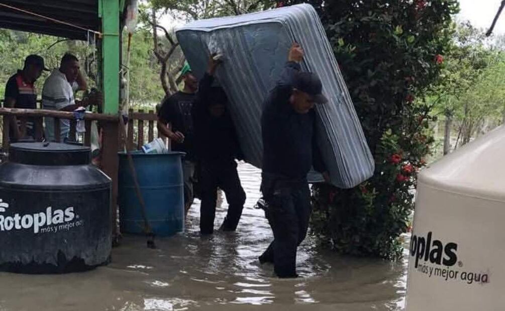 Las viviendas resultaron inundadas afectando las pertenencias de las personas tras las intensas lluvias en Veracruz (21/06/2025). Foto: Especial