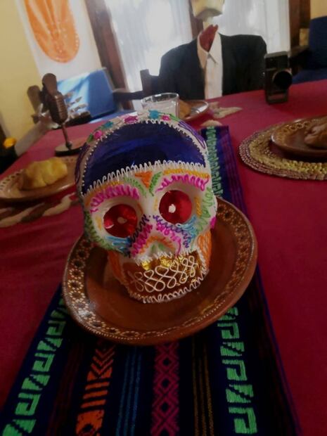 Altares de muertos y gastronomía tradicional mexicana en casa del Indio Fernández