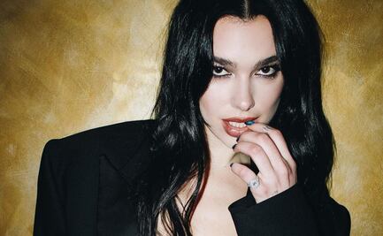 Dua Lipa muestra cómo llevar una falda con abertura profunda