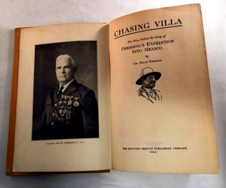 Libro Chasing Villa escrito por el mayor norteamericano Frank Tompkins, quien recibió la medalla al mérito por la defensa de Columbus, Nuevo México. Cortesía Mario A. Trillo.