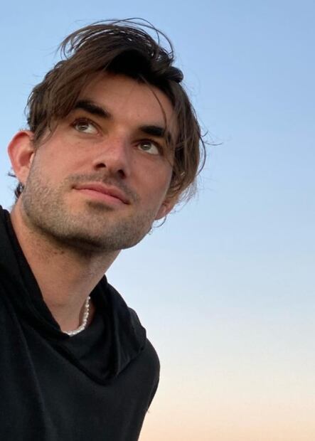 También con un Kenedy: Cuatro años hay
de diferencia entre Conor, nieto de Robert F. Kennedy, y la cantante. Ella 22, él 18 y unos meses juntos.