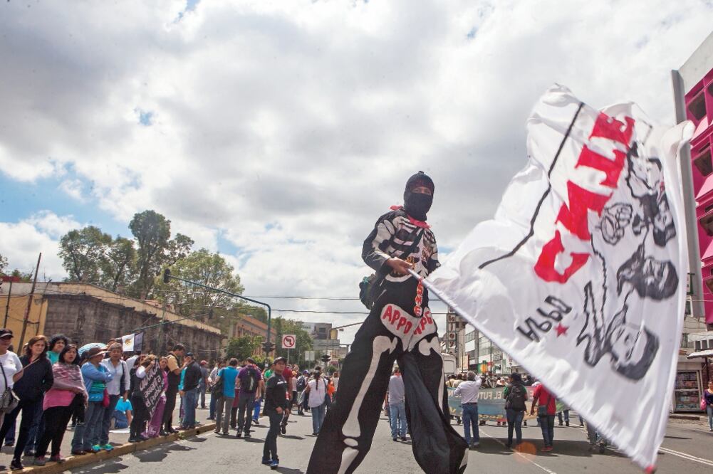 Integrantes de la Coordinadora marcharon ayer hacia la Secretaría de Gobernación, antes del diálogo con la dependencia (CRISTOPHER ROGEL BLANQUET. EL UNIVERSAL)