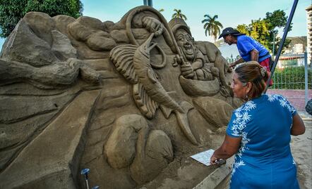 FOTOS: Crean impresionantes esculturas gigantes de arena en Acapulco