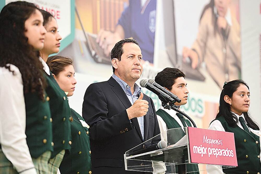 Al entregar laptops a alumnos sobresalientes, el gobernador Eruviel Ávila dijo que el Estado de México acatará el fallo de la Suprema Corte de Justicia en materia de verificación vehicular. Foto: ESPECIAL