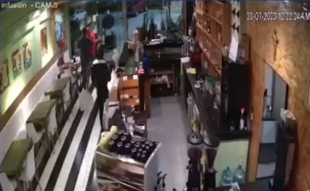 El alcalde del puerto turístico, Oscar Leggs Castro, condenó el robo con violencia ocurrido y aseguró que se implementó desde anoche y continúa este sábado un operativo para dar con los responsables, conjuntamente con autoridades militares y del estado. Foto: Captura de video