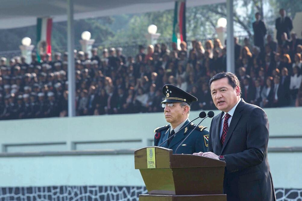 El secretario de Gobernación, Miguel Ángel Osorio Chong, afirma que es momento de sembrar confianza y no encono. En representación del presidente Peña Nieto, encabezó la ceremonia de izamiento de Bandera en el Campo Marte (CUA RTOSCURO)    