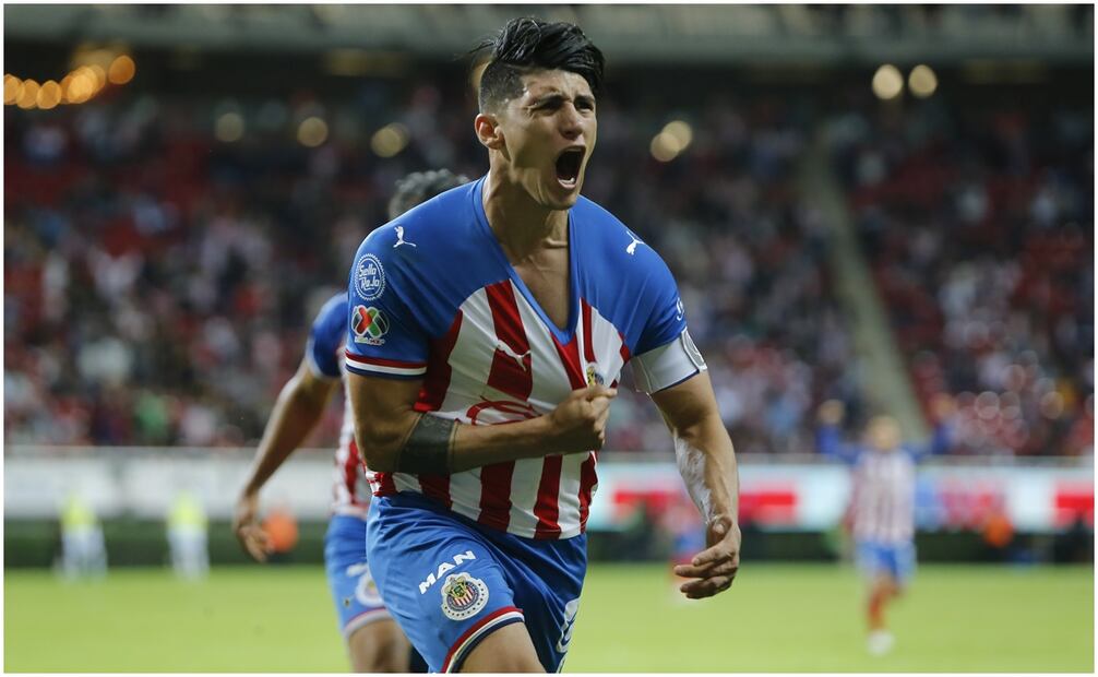 Alan Pulido celebrando un gol con Chivas - Imago7