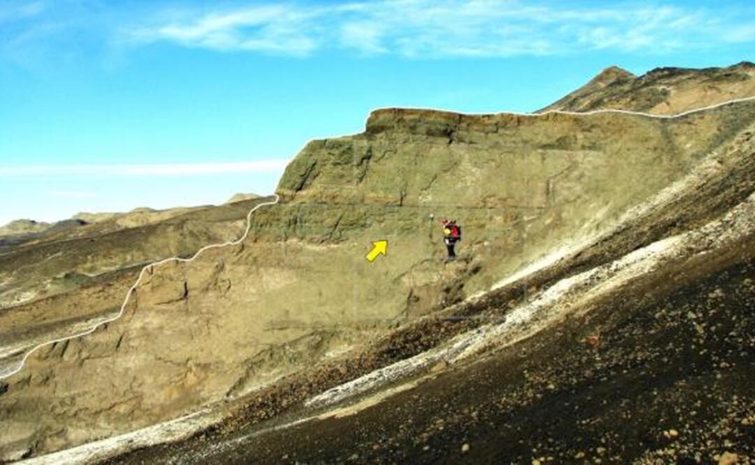 Un equipo de científicos españoles y argentinos ha logrado cartografiar en la Antártida los indicios del meteorito que acabó con la vida de los dinosaurios en la tierra. EFE/Instituto Geológico y Minero de España (IGME)
