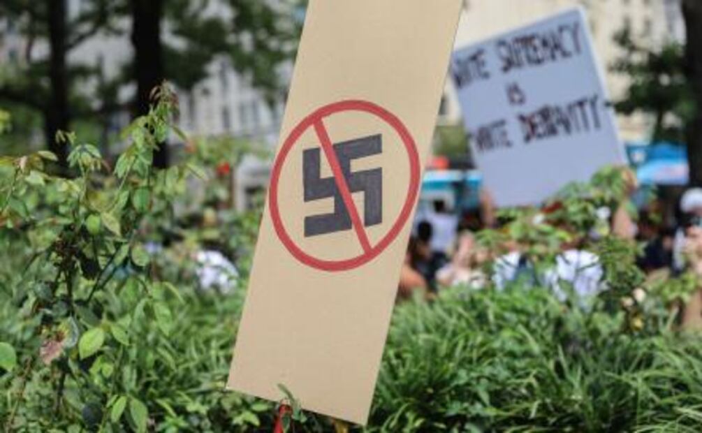 Marcha contra supremacistas "arrincona" a 20 neonazis frente a Casa Blanca