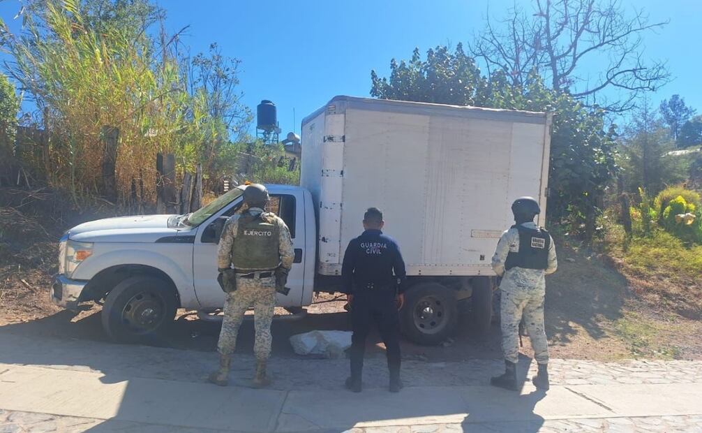 Vehículo decomisado que transportaba las despensas con siglas del CJNG. Foto: SSP Michoacán