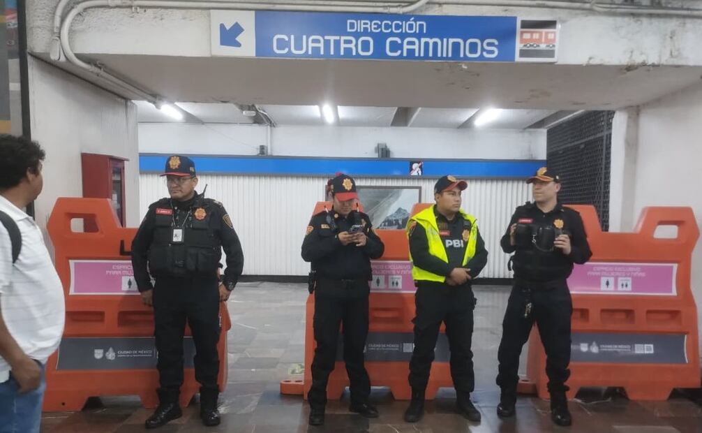 Elementos de la PBI redirigen a los usuarios del metro tras el cese del servicio en la línea 2. Foto: Gabriel Pano