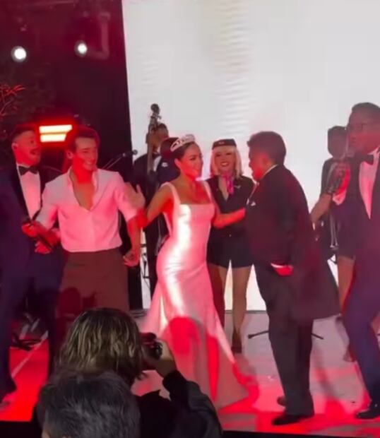 Juan Osorio y Eva Daniela acompañados por Emilio, el hijo del productor, en su boda civil.
Foto: Instagram