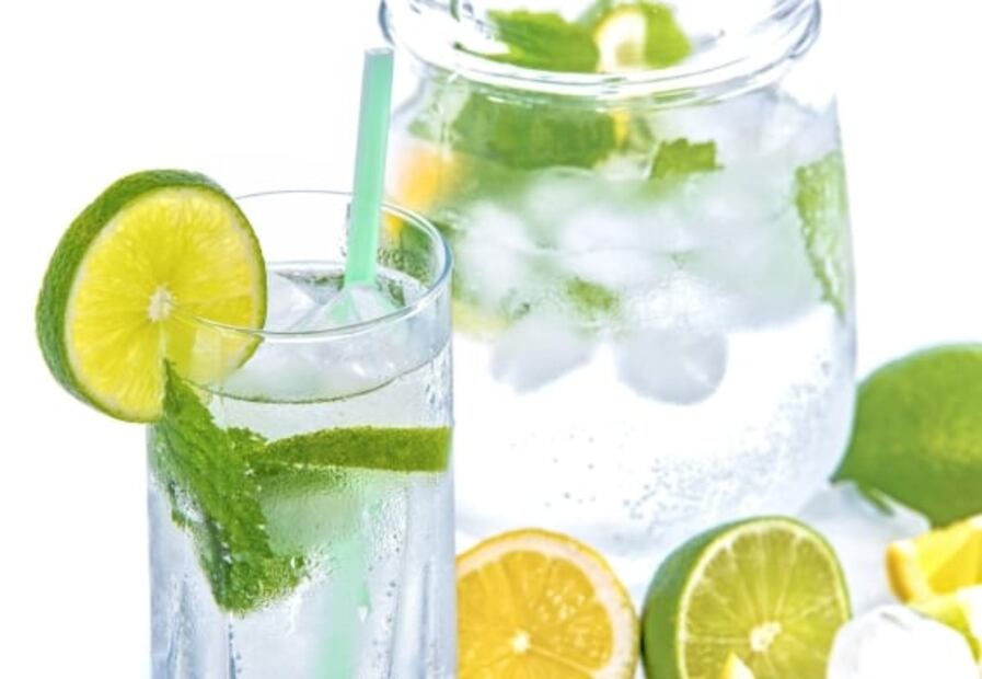 Qué pasa si tomas diario agua con limón en ayunas
