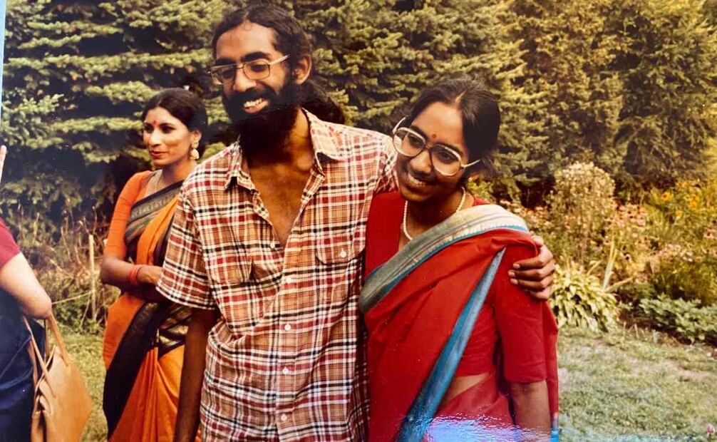 Tejaswini Rao habla con invitados mientras Subramanyam y Saraswathi Vedam se abrazan durante la celebración del aniversario de bodas de sus padres en State College, Pensilvania, en agosto de 1981. Foto: AP