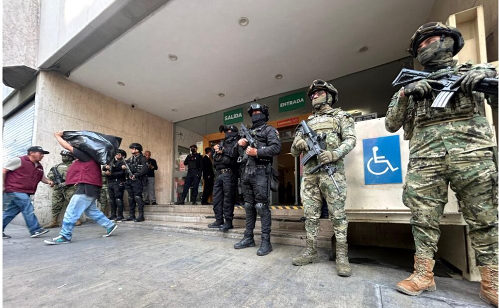 Marina y la Secretaría de Seguridad Ciudadana de la Ciudad de México realizan un operativo contra la piratería en la plaza comercial “México Mart”. Foto: Iván Montaño/EL UNIVERSAL