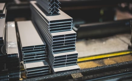 EU publica oficialmente aranceles de 25% a acero y aluminio; Casa Blanca acusa a México de recibir inversiones chinas en aluminio