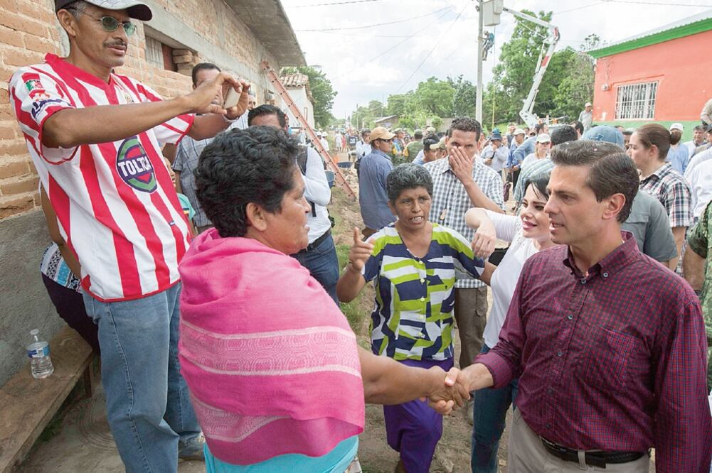 El presidente Enrique Peña Nieto recorrió ayer el municipio de Jiquipilas, donde escuchó a los afectados y supervisó el inicio de las labores de remoción. (PRESIDENCIA)