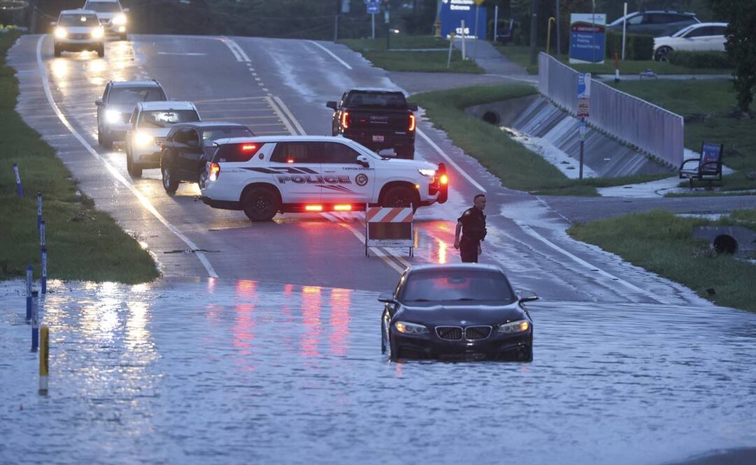 Un sedán BMW está estancado en la marea alta a lo largo de la US. Foto: AP