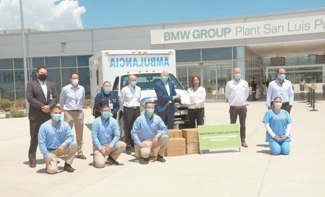 El gobernador Juan Manuel Carreras López y la presidenta del DIF, Lorena Valle Rodríguez, recibieron el equipo durante el recorrido realizado por la planta BMW que inició operaciones el lunes.