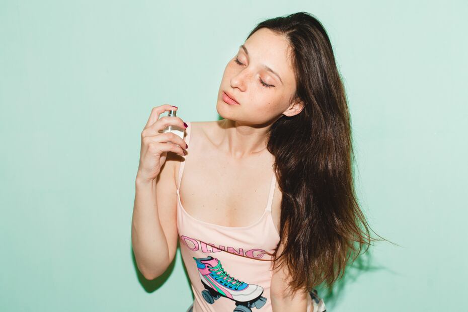 Poner perfume en tu cabello es un truco infalible para disfrutar su aroma en la playa. Foto: Freepik