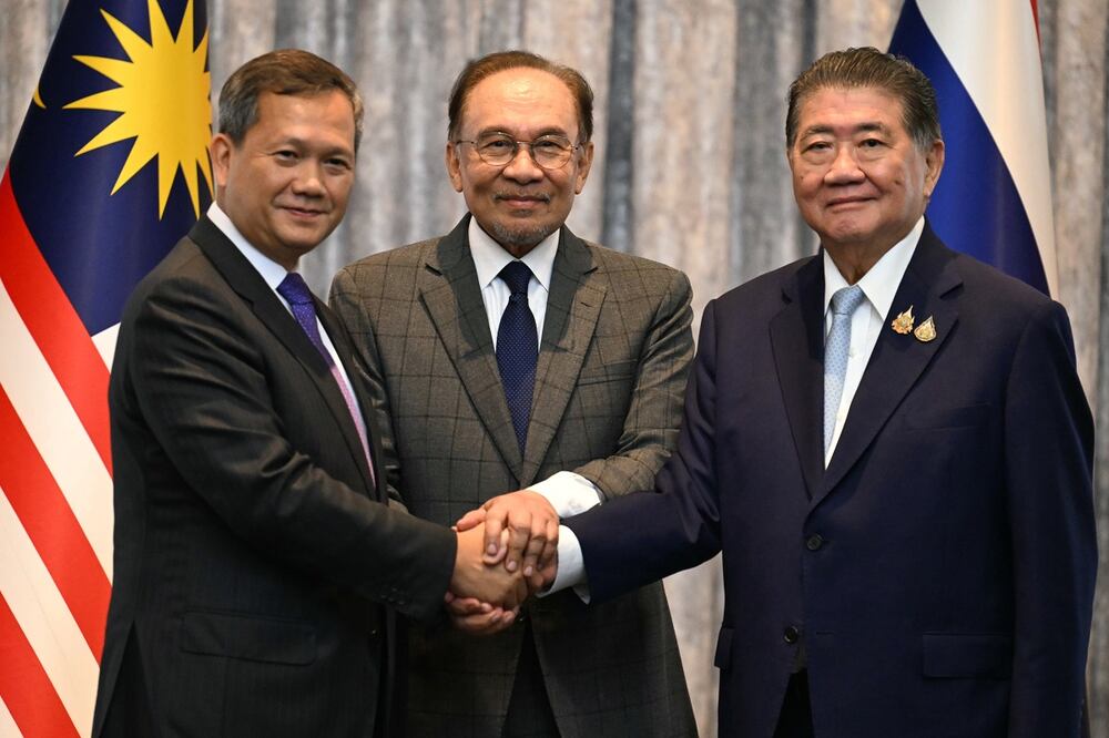 El primer ministro de Malasia, Anwar Ibrahim (c) y los primeros ministros de Tailandia y Camboya, Phumtham Wechayachai (d) y Hun Manet (i), respectivamente. Foto: EFE