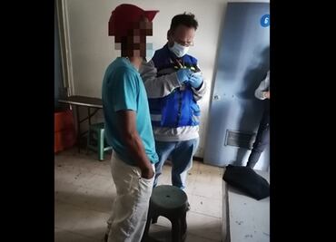 Baja a vías del Metro por su cartera, para el servicio y lo suben para llevarlo ante un juez