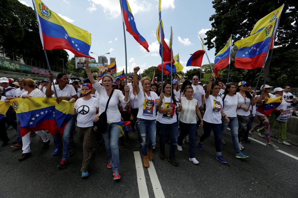 Las dirigentes opositoras Lilian Tintori, María Corina Machado y Patricia de Ceballos, lideran la marcha denominada "Mujeres Resteadas" en Caracas, Venezuela (Foto: Reuters/Archivo)
