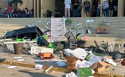 Trabajadores del Ayuntamiento de Salina Cruz, Oaxaca, intensifican protestas; incendian camioneta y destruyen mobiliario de Palacio Municipal