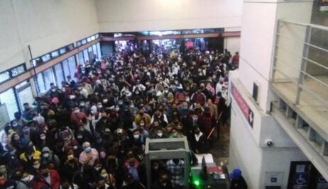 Mañana de retrasos y aglomeraciones en Metro CDMX; tren con fallas y celular en vías entre las causas 
