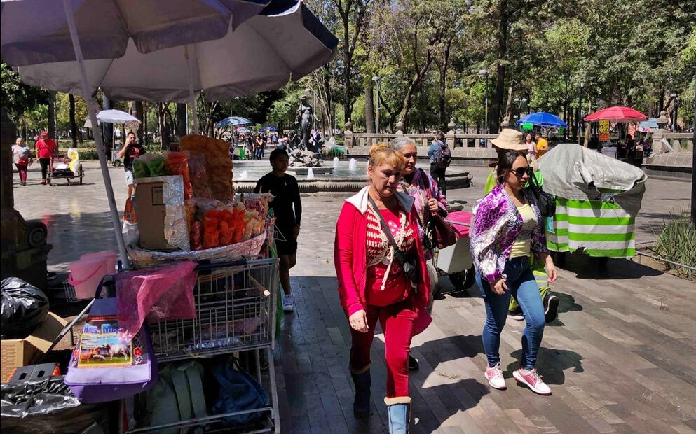 Ambulantes regresan a la Alameda Central tras altercado entre una mujer trans y funcionarios locales. Foto: Diego Simón Sánchez/EL UNIVERSAL