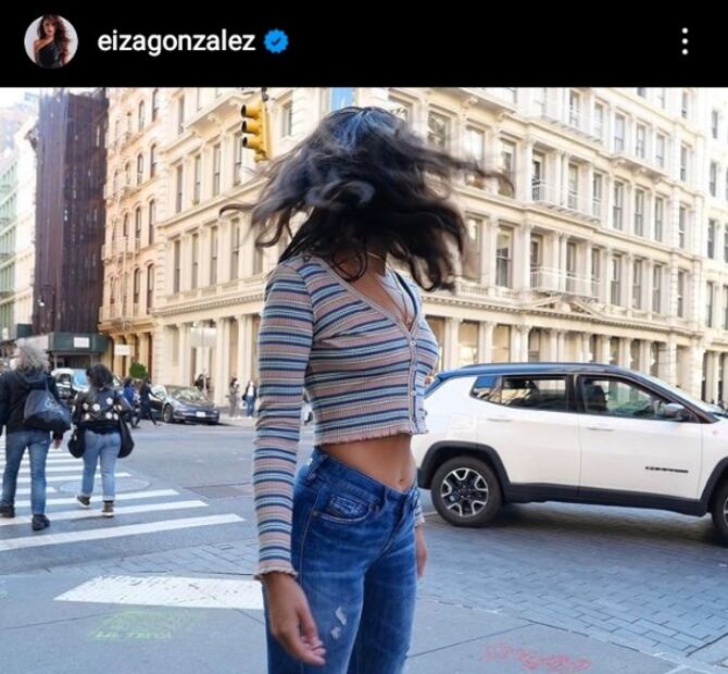 Eiza González impone tendencia con unos boyfriend jeans a la cadera 