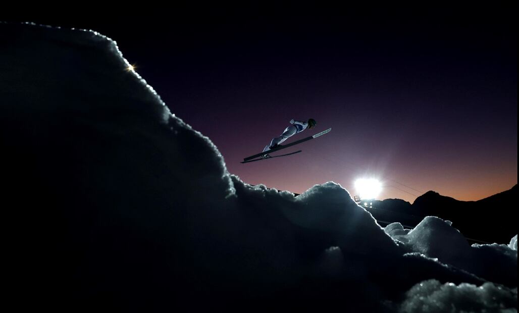 El austriaco Markus Mueller durante la ronda de clasificación de la septuagésima tercera edición del Cuatro Trampolines, en Oberstdorf . Foto: EFE