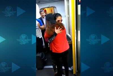 Reciben en AICM a sobrecargos de avión accidentado en Durango