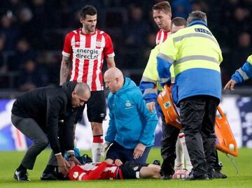 Lozano está bajo observación, no se ve bien: Van Bommel