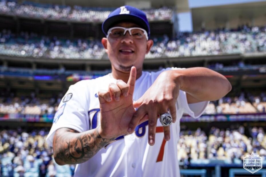 Los mexicanos Julio Urías y Víctor González presumen su anillo de campeonato