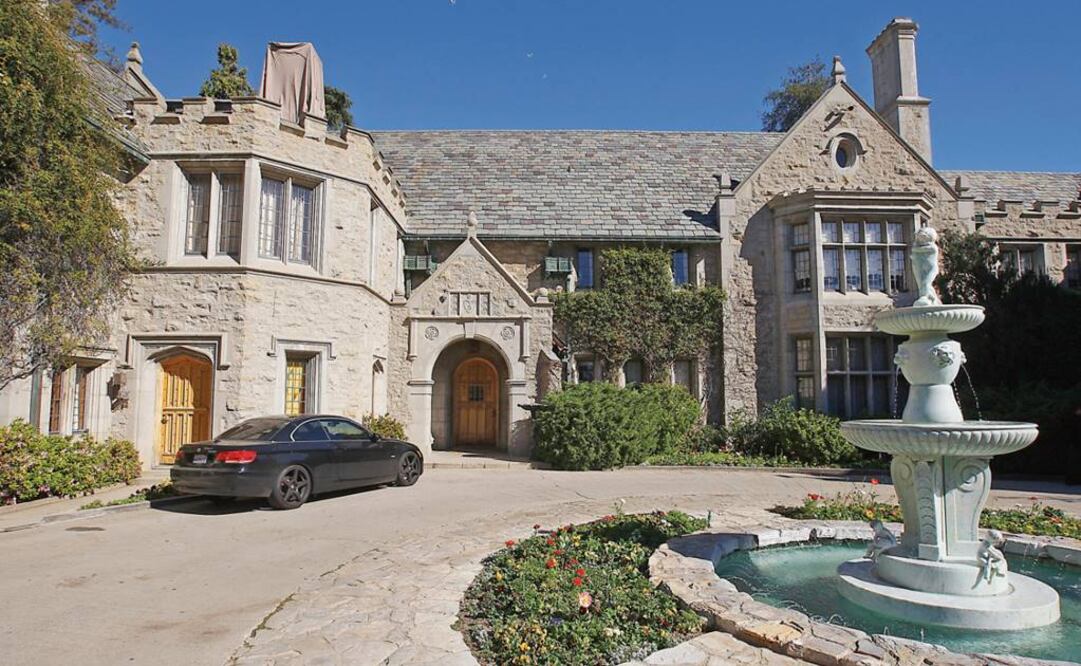Hugh Hefner vende masión de Playboy a Twinkie
