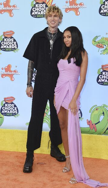 Machine Gun Kelly apareció acompañado de su hija Casie Colson Bake. Foto: AFP.