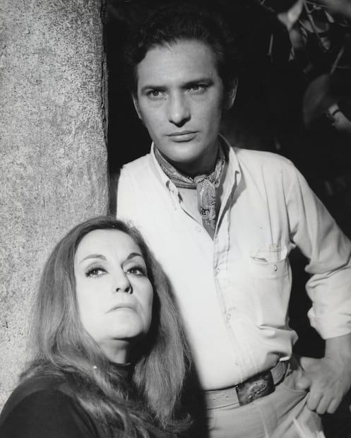 Enrique  Lizalde  con  Ofelia  Guilmáin  durante  el  roda­je  de  “ Las  Vírgenes  Locas”. Fototeca EL UNIVERSAL.