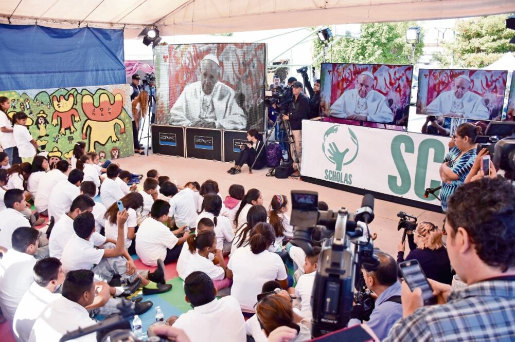 El papa Francisco habló, a través de una videoconferencia, con niños que permanecen en el albergue instalado en la Unidad Deportiva Niños Héroes, en Jojutla, Morelos, así como con reclusas del Cefereso número 16 ()