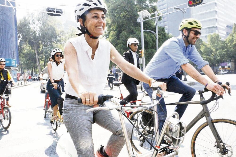 La jefa de Gobierno, Claudia Sheinbaum, recorrió ayer en bicicleta de la glorieta de la Diana Cazadora al Museo Nacional de Antropología e Historia. Foto: ESPECIAL