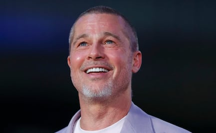 Brad Pitt luce elegante traje lila en encuentro con fans en México