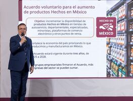 Ebrard: Se apuesta con acuerdo voluntario con tiendas departamentales para aumentar productos hechos en México; farmacias son prioridad
