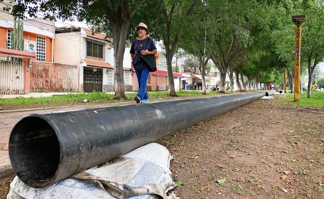 Los nuevos tubos que serán instalados en la colonia Cuchilla del Tesoro, en la alcaldía Gustavo A. Madero, se encuentran en las calles. Las autoridades esperan que terminen los estudios para colocarlos.  Foto: Diego Simón Sánchez | El Universal