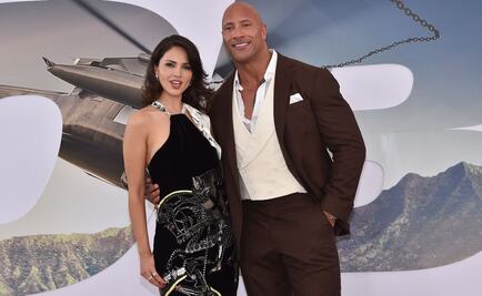 Eiza González le enseña español a "La Roca"