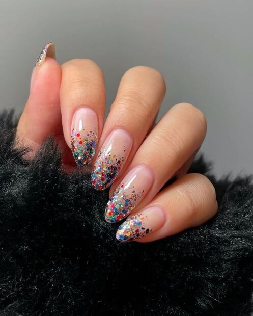Las uñas confeti son ideales para celebrar ocasiones como Año Nuevo y cumpleaños. Foto: Instagram @wemakebeautyshop