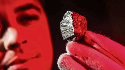 Tras robo de un meteorito, ladrones se dan a la fuga y abandonan la pieza en un barco