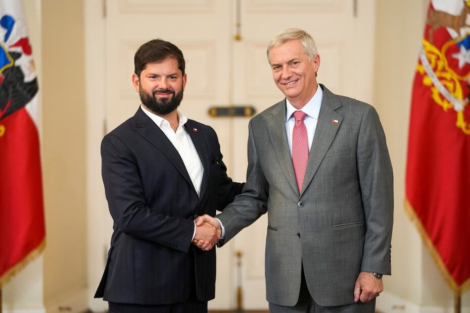 El presidente chileno, Gabriel Boric, recibe al ganador de las elecciones del domingo, el ultraderechista José Antonio Kast, en La Moneda, este lunes. FOTO: ESTEBAN FELIX. AP